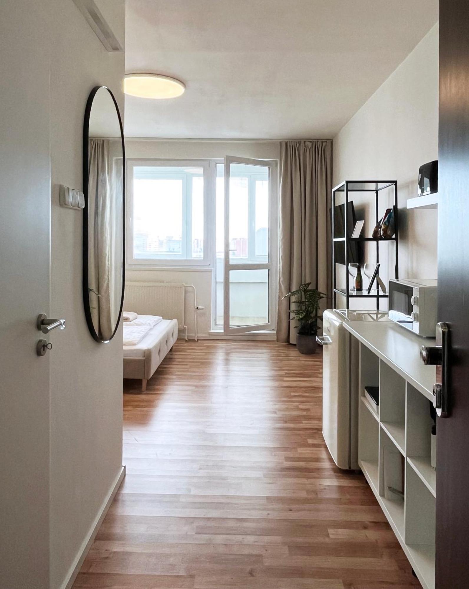Air-Conditioned Studio, Close To City Centre & Tram Stop บราติสลาวา ภายนอก รูปภาพ