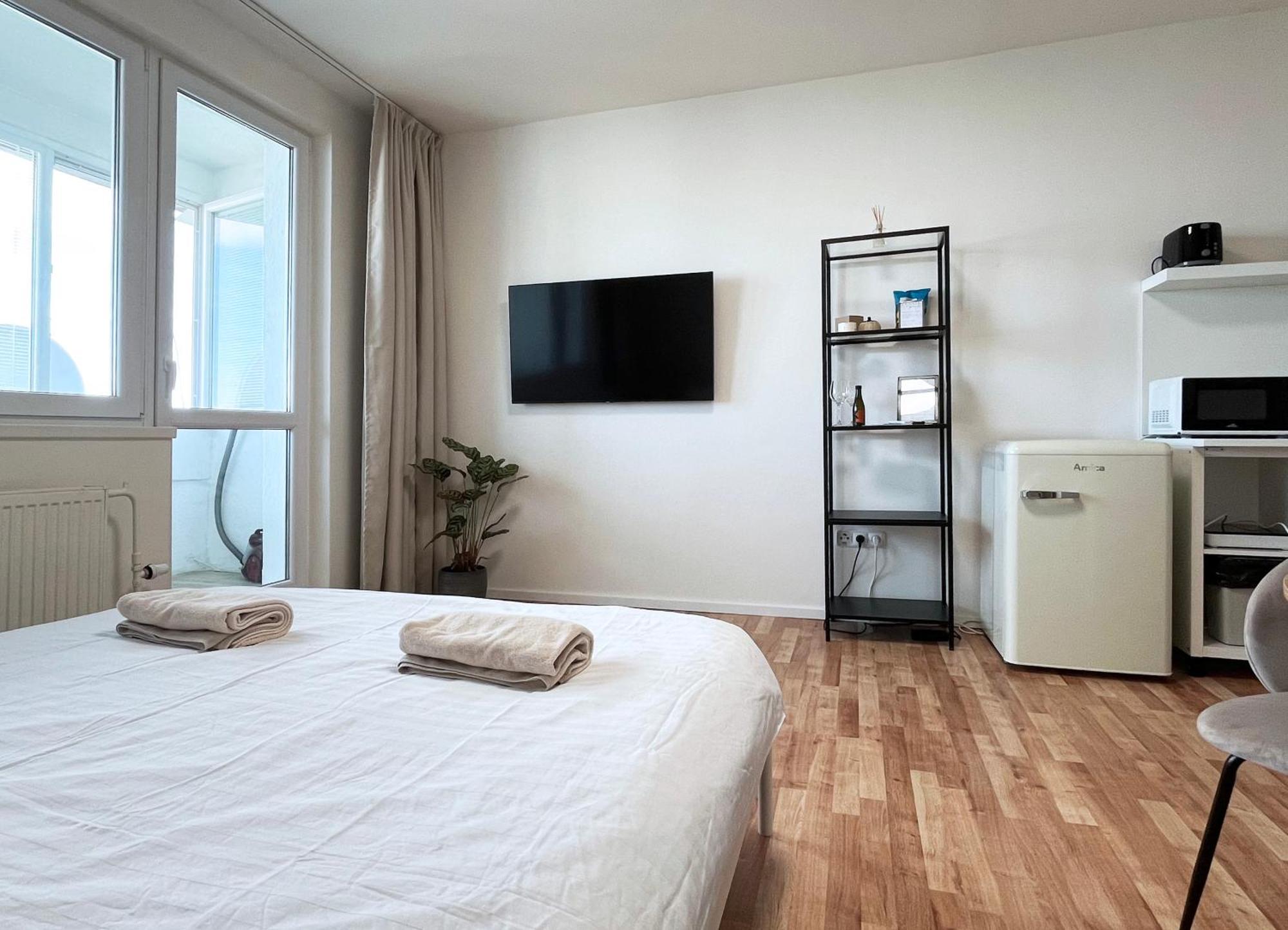 Air-Conditioned Studio, Close To City Centre & Tram Stop บราติสลาวา ภายนอก รูปภาพ