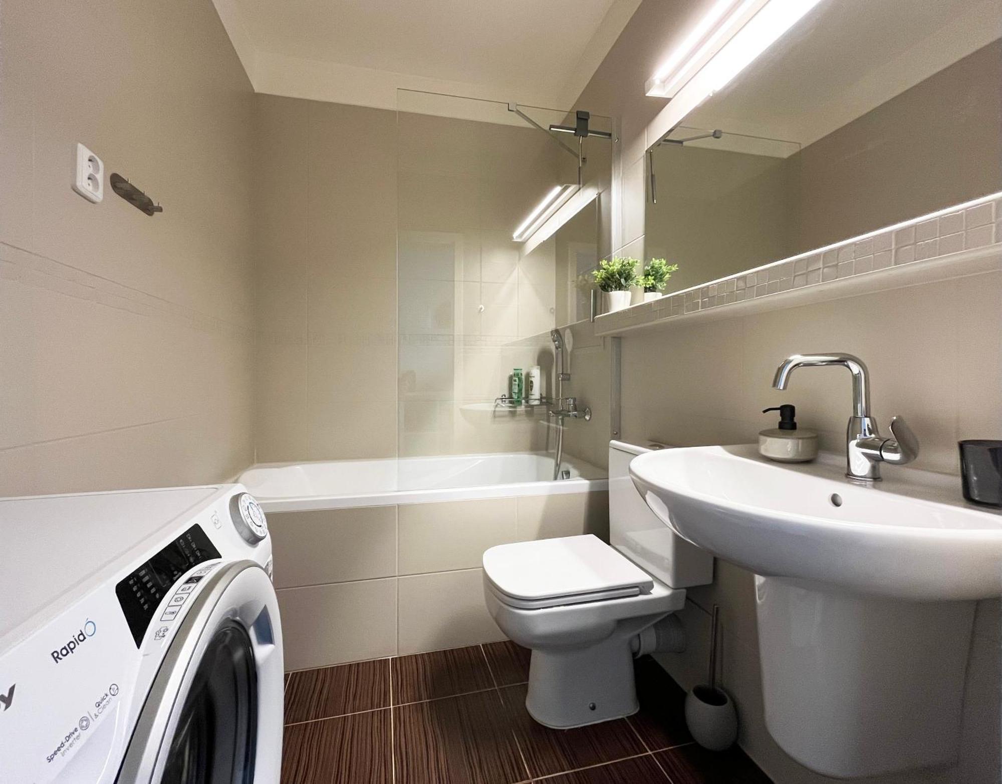 Air-Conditioned Studio, Close To City Centre & Tram Stop บราติสลาวา ภายนอก รูปภาพ